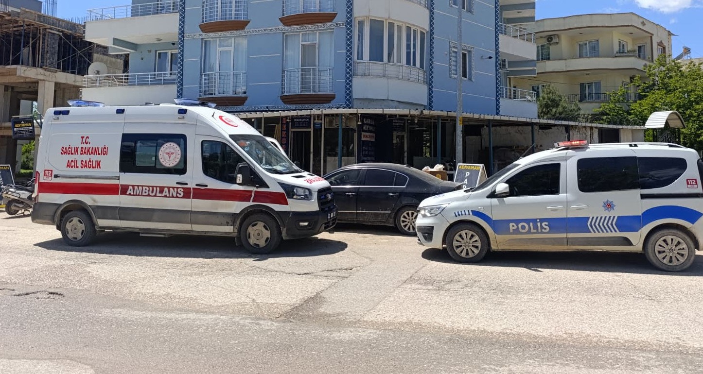 Balkona &ccedil;ıkan şahsı ekipler ikna ederek indirdi
