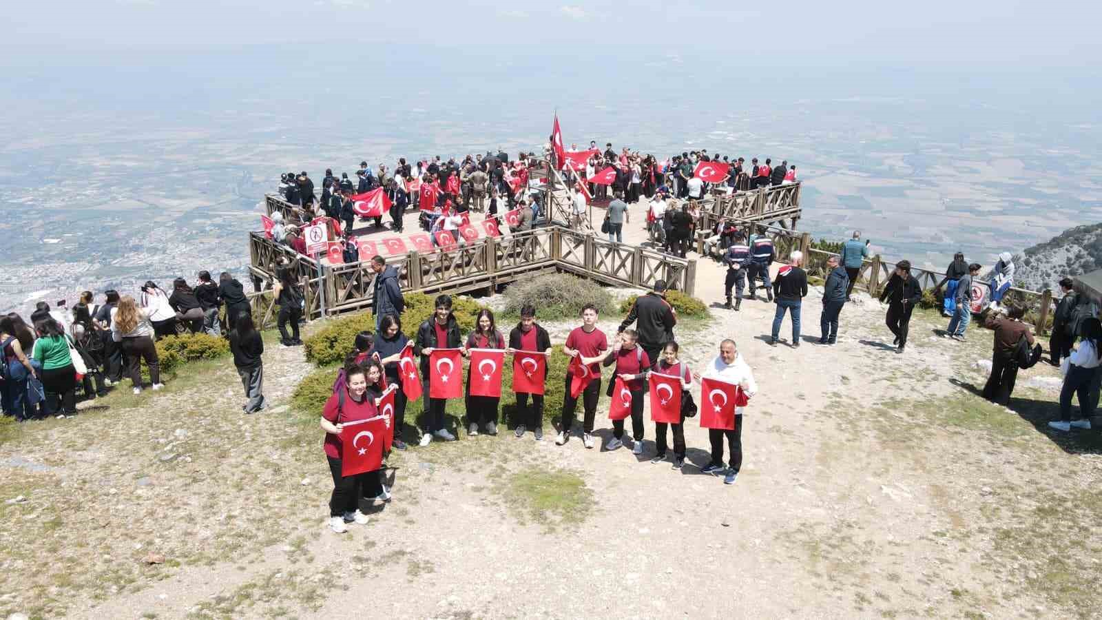 Gen&ccedil;ler Spil&rsquo;in zirvesinde ay yıldızlı bayrakla buluştu
