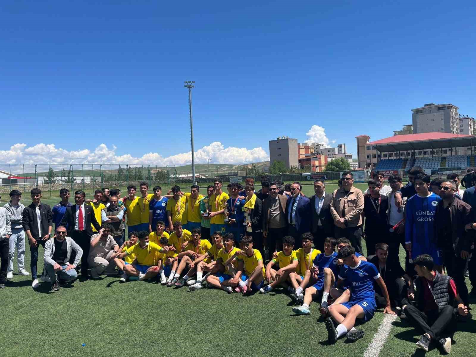 Kurtalan’da Liseler Arası Futbol Turnuvasının Şampiyonu Kayabağlar ÇPL oldu