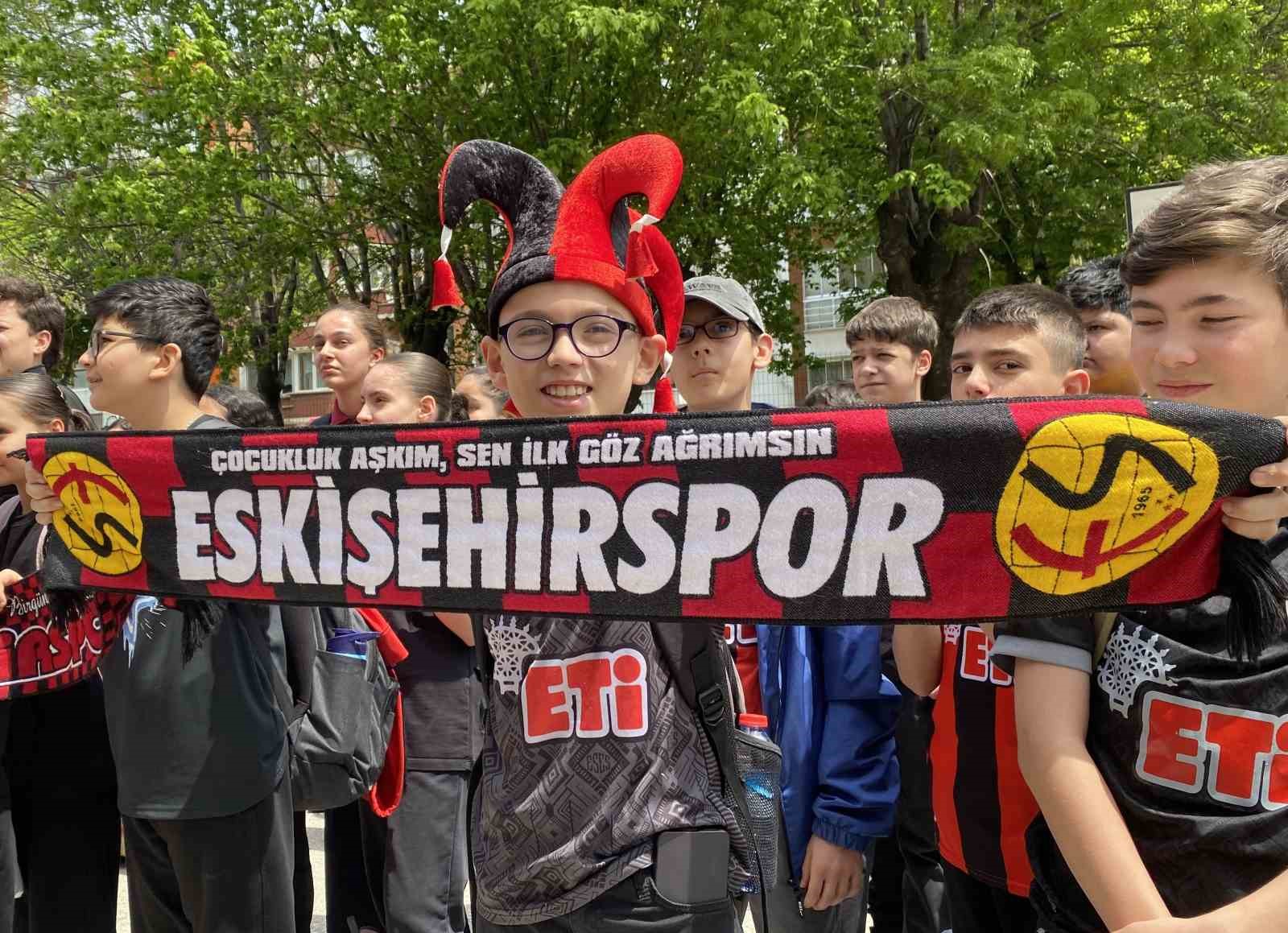 Ortaokul &ouml;ğrencilerinden Eskişehirspor&rsquo;a coşkulu destek
