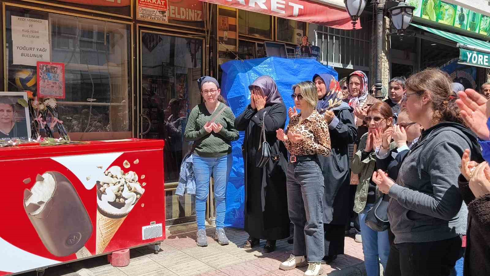Zihinsel engelli kızına istismarı &ouml;ğrenince kalbi buna dayanmayan anne i&ccedil;in Şavşat halkı bir araya geldi
