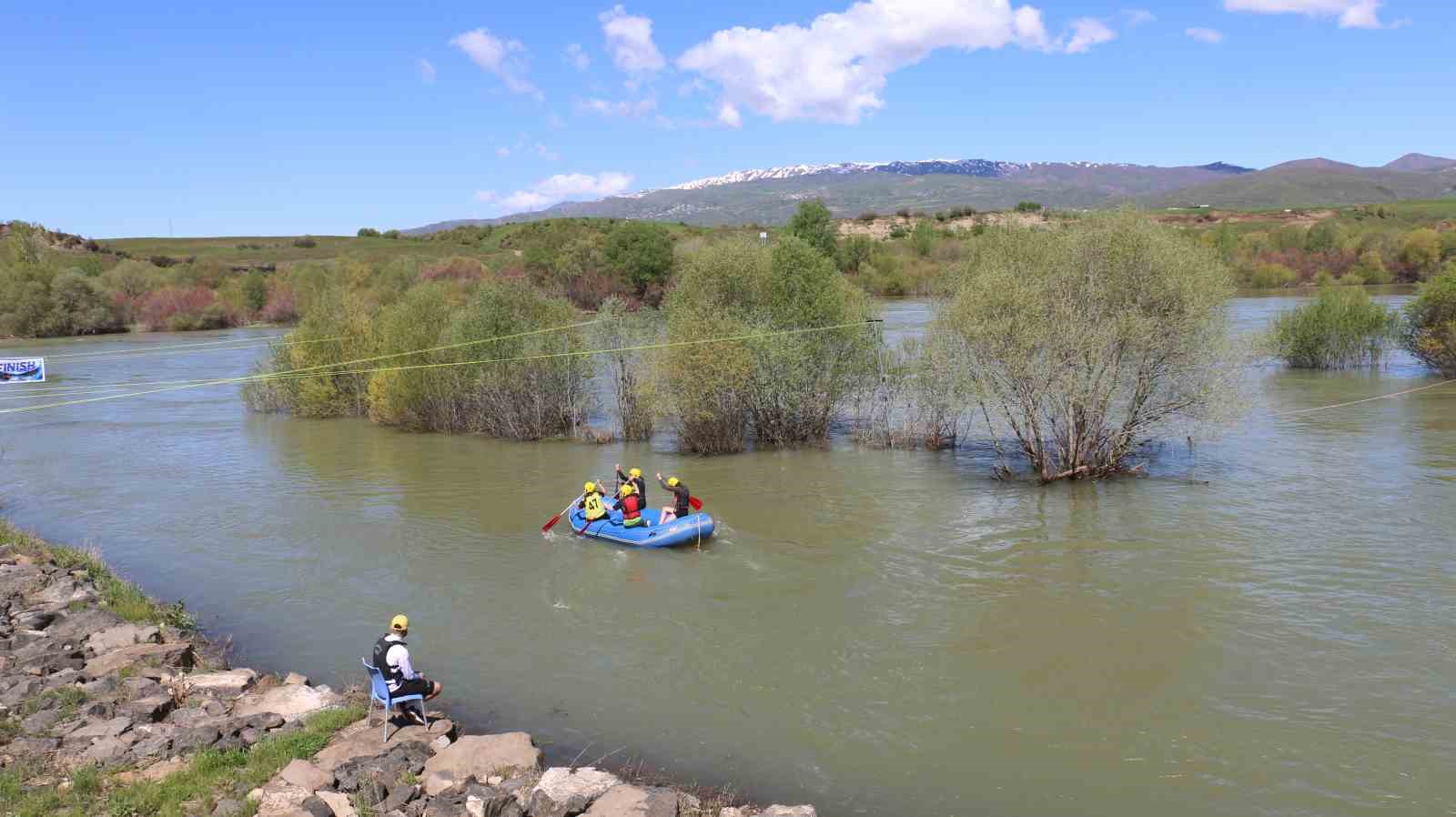 Bing&ouml;l&rsquo;de rafting ş&ouml;leni: T&uuml;rkiye Şampiyonası coşkuyla başladı
