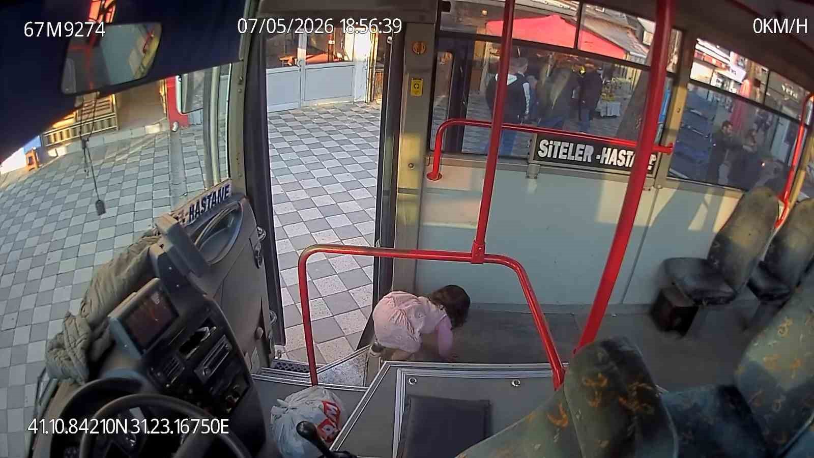 Ağlama sesi facianın önüne geçti: meklelyerek otobüse binen 2 yaşındaki çocuk otobüste bulundu
