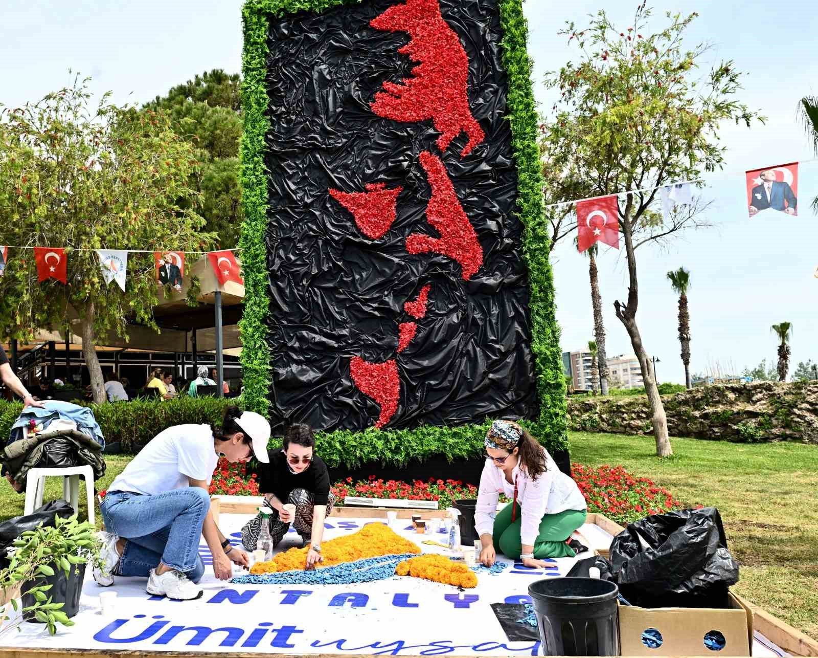 Antalya&rsquo;da 130 bin &ccedil;i&ccedil;ekle g&ouml;rsel şov
