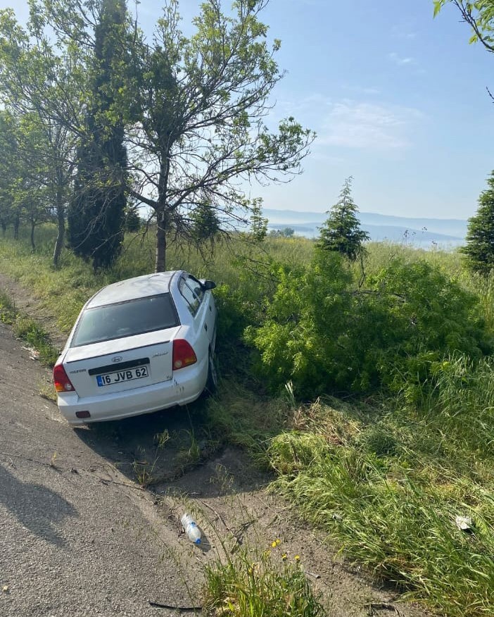 Bursa-Balıkesir kara yolunda tek ara&ccedil;lı kaza: 2 yaralı
