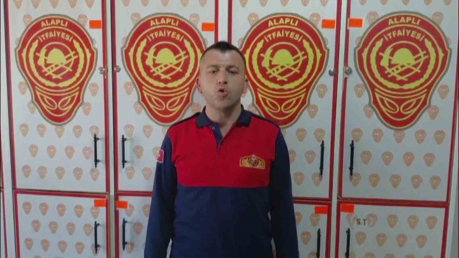 Dernek binasına giren yılanı itfaiye yakalayıp doğaya saldı
