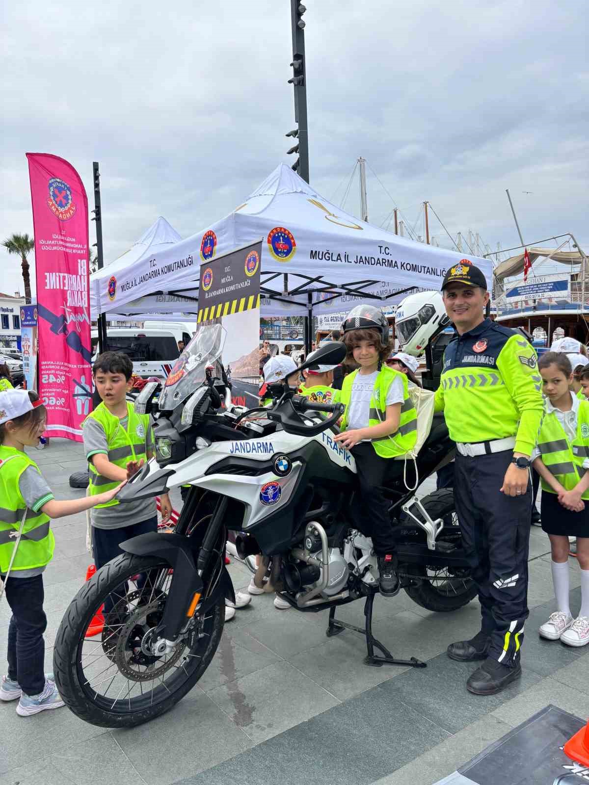 Bodrum&rsquo;da &ouml;ğrenci ve vatandaşlara trafik eğitimi verildi
