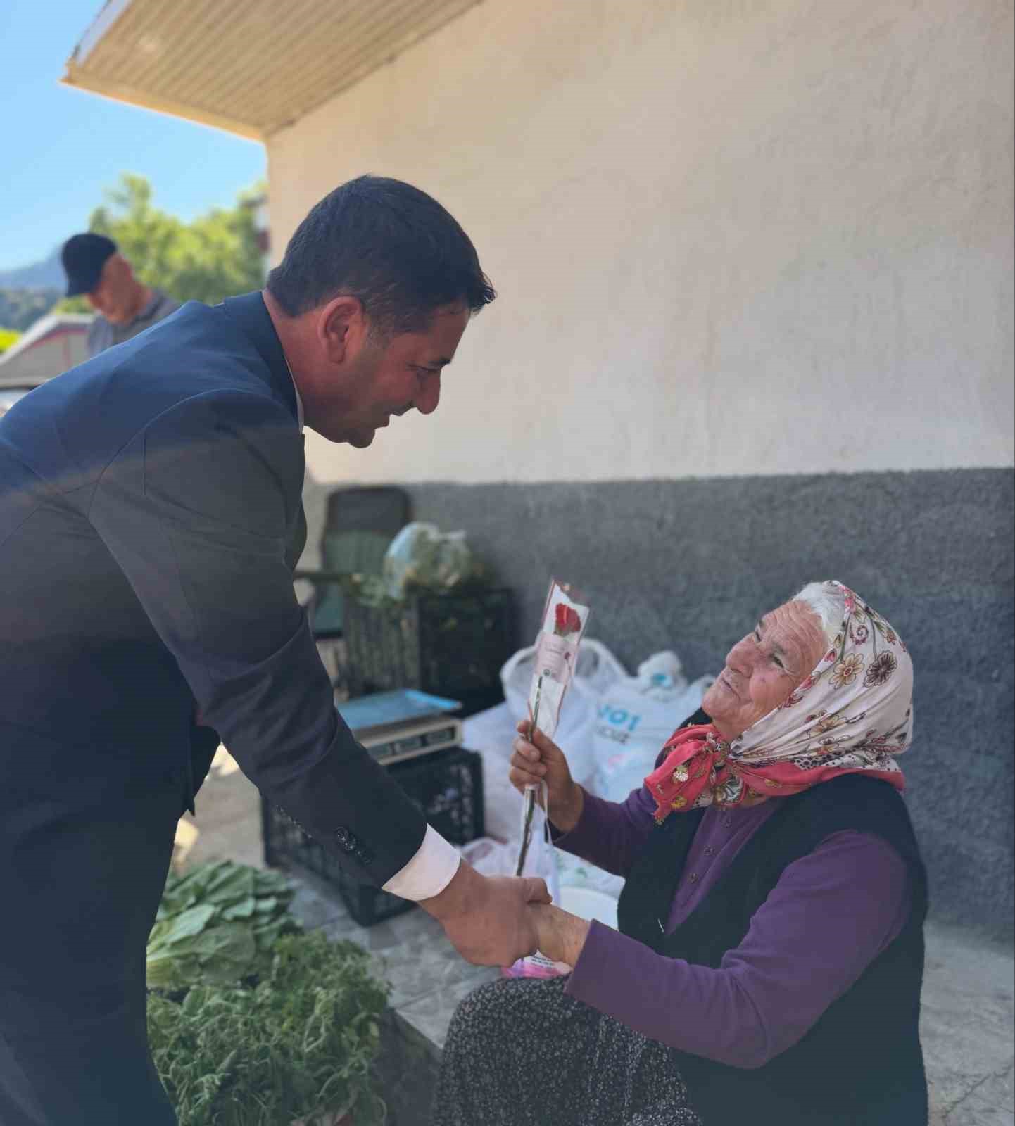 Feke&rsquo;de kadın pazarcılara Anneler G&uuml;n&uuml; hediyesi başkandan
