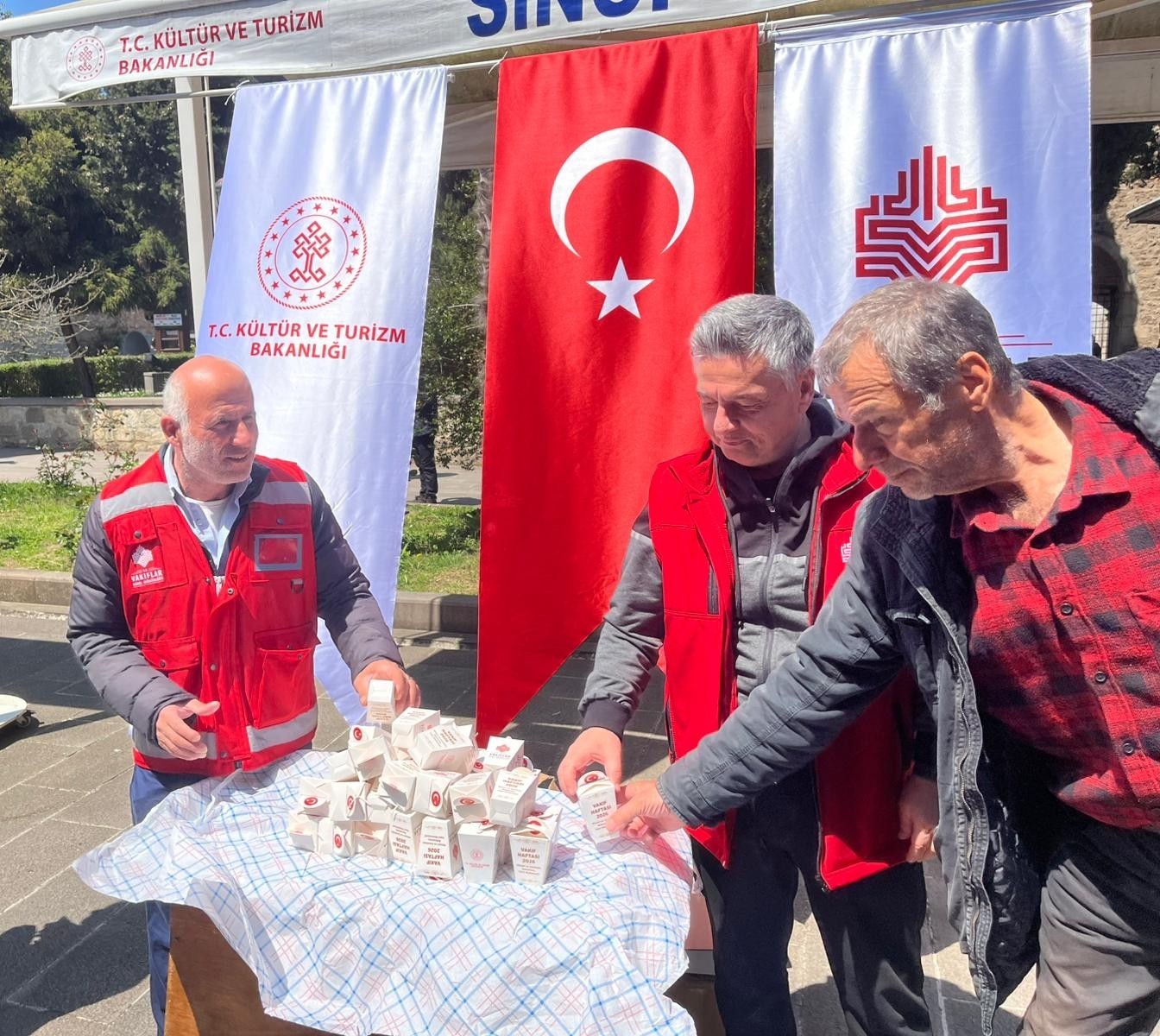 Sinop’ta Vakıf Haftası programında vatandaşlara lokum ikram edildi