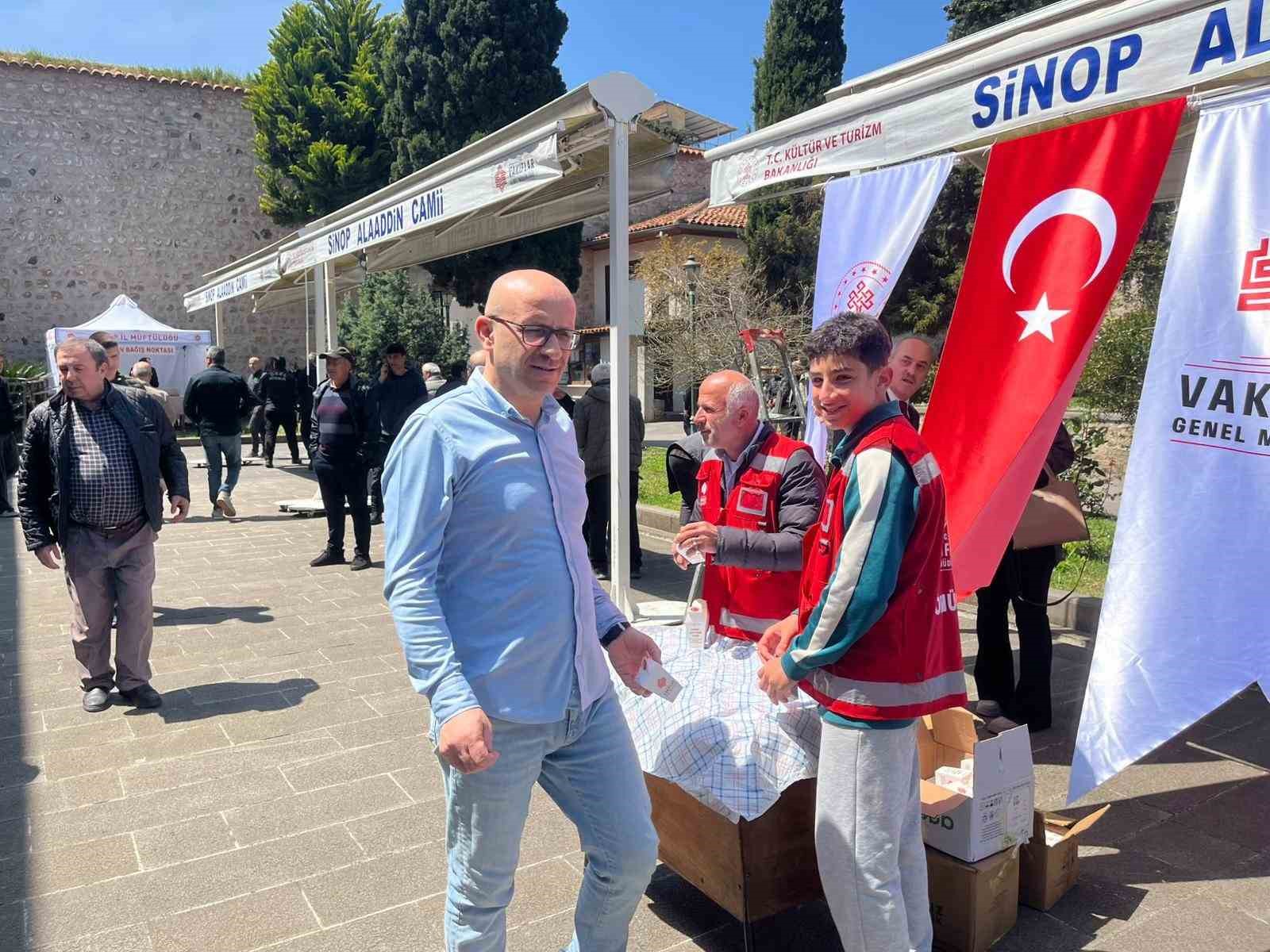 Sinop&rsquo;ta Vakıf Haftası programında vatandaşlara lokum ikram edildi
