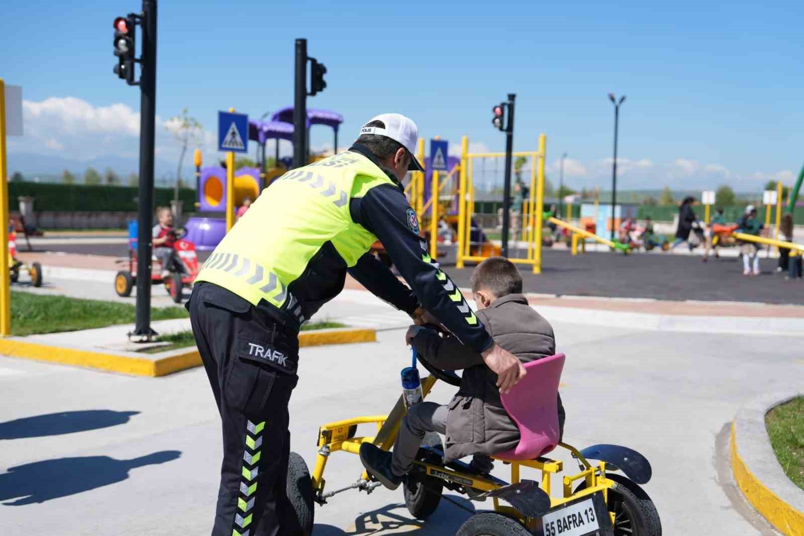 Bafra&rsquo;da miniklere trafik eğitimi
