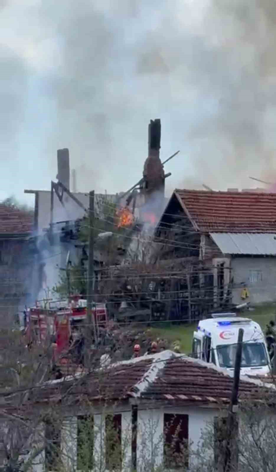 İki katlı ahşap ev alevlere teslim oldu, engelli kadını komşuları kurtardı
