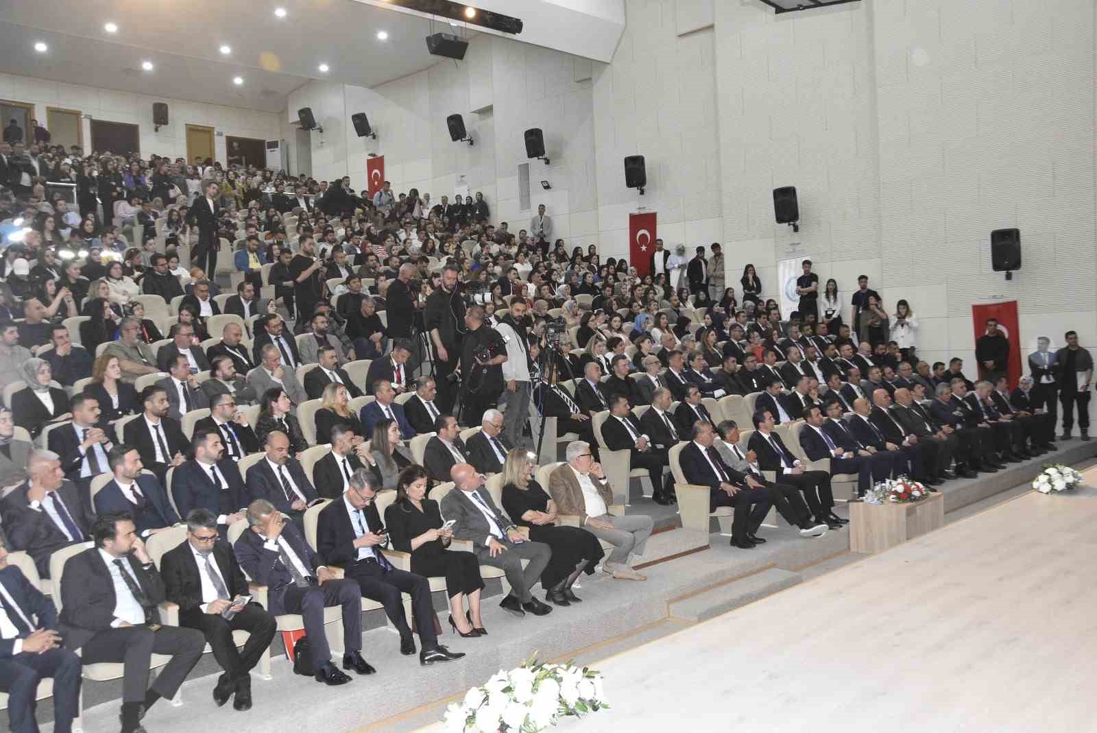 Bakan Memişoğlu: "Sağlıkta insan g&uuml;c&uuml;m&uuml;z en b&uuml;y&uuml;k şansımız"
