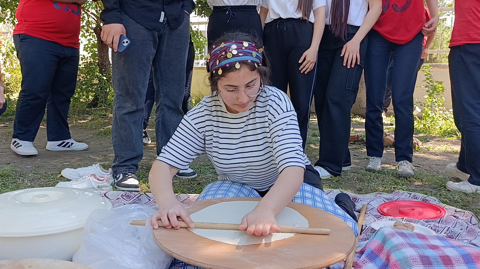 Kozan&rsquo;da &ouml;ğrenciler bahar şenliğinde şalvar giyip Adana sıkması pişirdi
