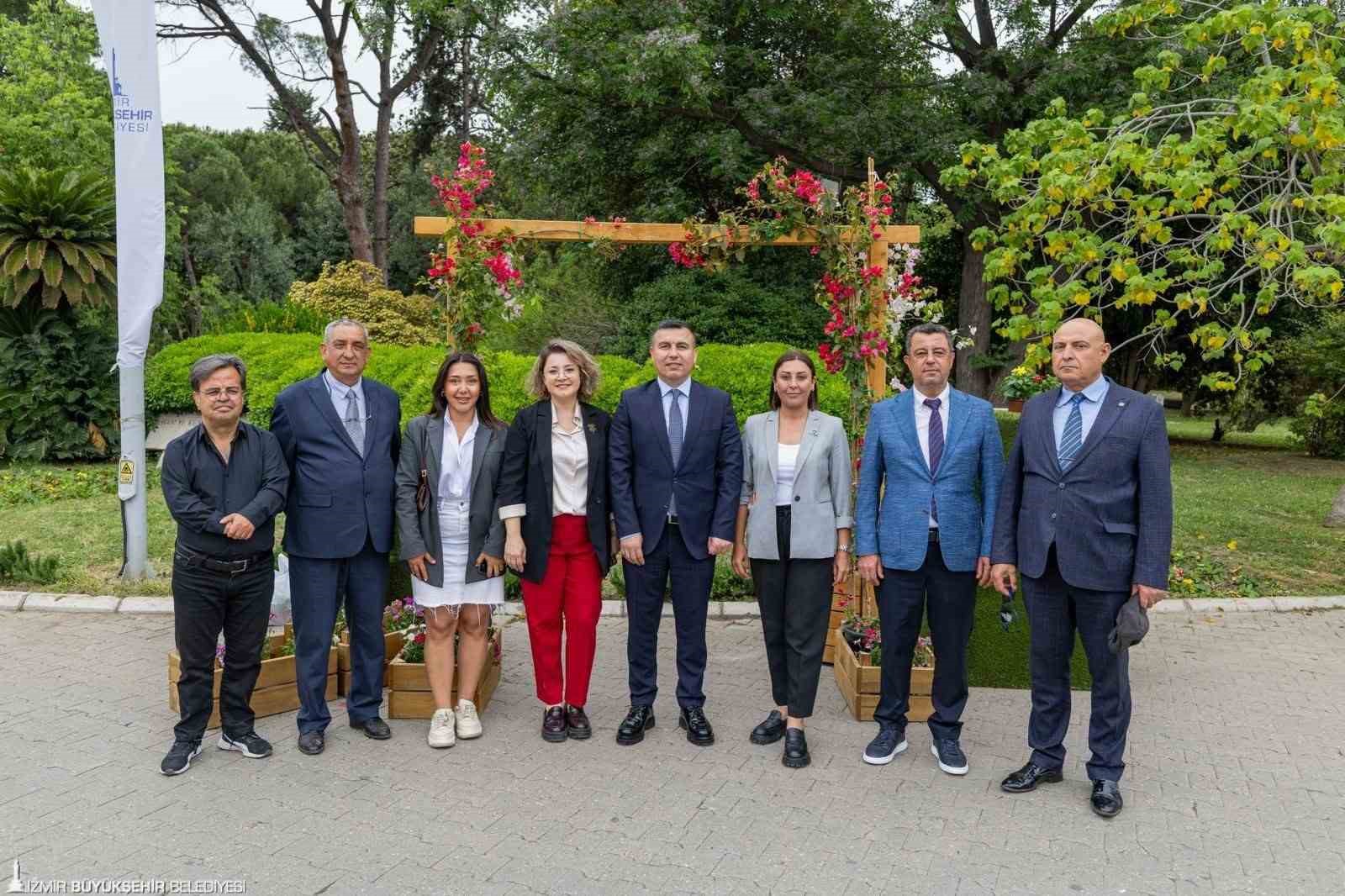 İzmir &ccedil;i&ccedil;ek a&ccedil;tı, her yer rengarenk oldu
