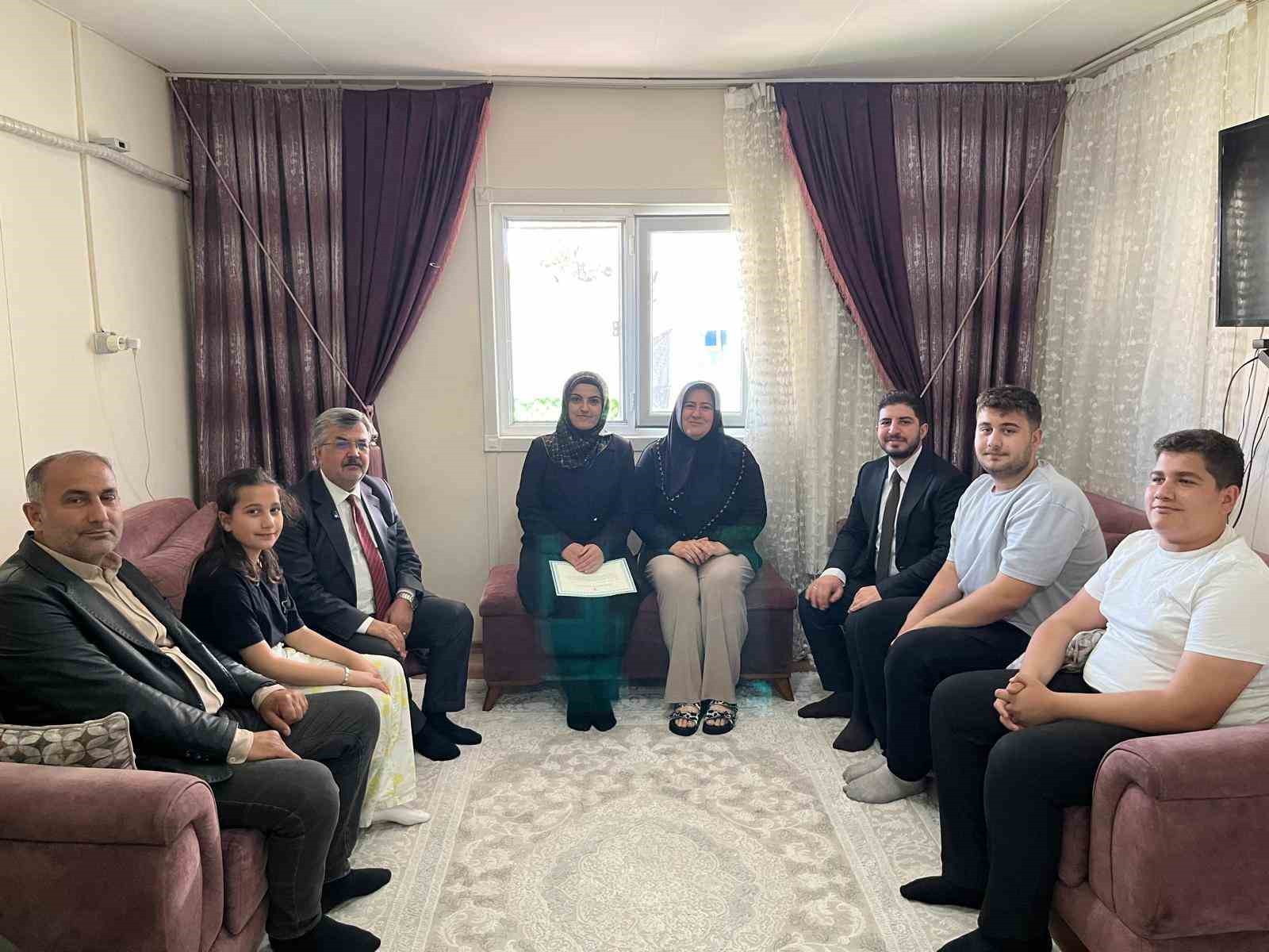 AK Parti&rsquo;den en yaşlı ve en gen&ccedil; &uuml;yeye ziyaret
