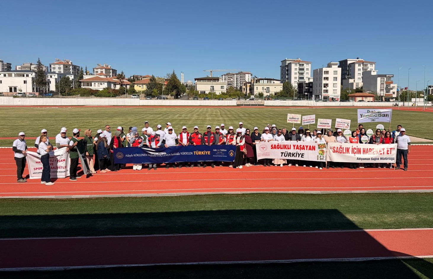 "Sağlık İ&ccedil;in Hareket Et G&uuml;n&uuml;" kapsamında y&uuml;r&uuml;y&uuml;ş d&uuml;zenlendi
