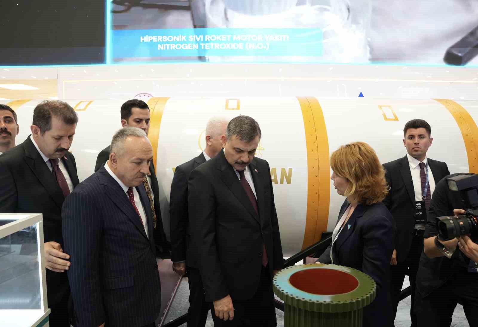 Bakan &Ccedil;ift&ccedil;i, SAHA EXPO&rsquo;da yerli ve milli &uuml;r&uuml;nleri inceledi
