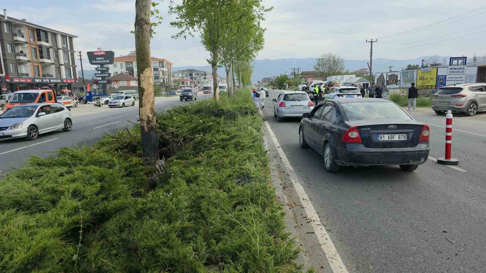 Ref&uuml;je ve ağa&ccedil;lara &ccedil;arpan otomobilin motoru koptu
