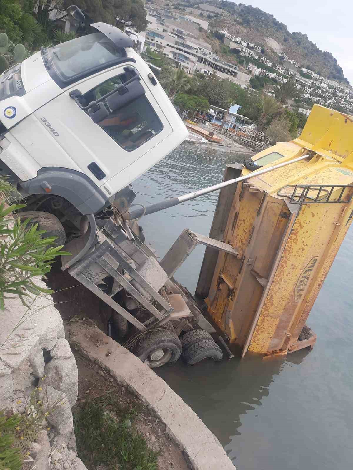 Ara&ccedil; ezilmekten son anda kurtuldu: Kamyon denize d&uuml;şt&uuml;, 2 kişi yaralandı
