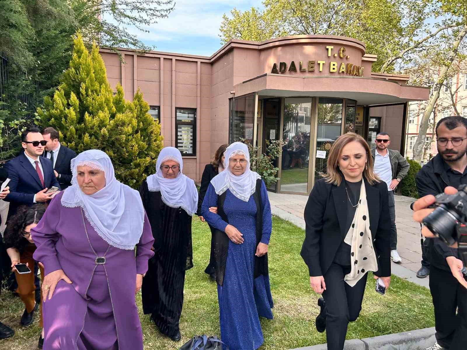 &lsquo;Barış Anneleri&rsquo; heyeti Adalet Bakanlığına &Ouml;calan&rsquo;la g&ouml;r&uuml;şmek i&ccedil;in dilek&ccedil;e sundu
