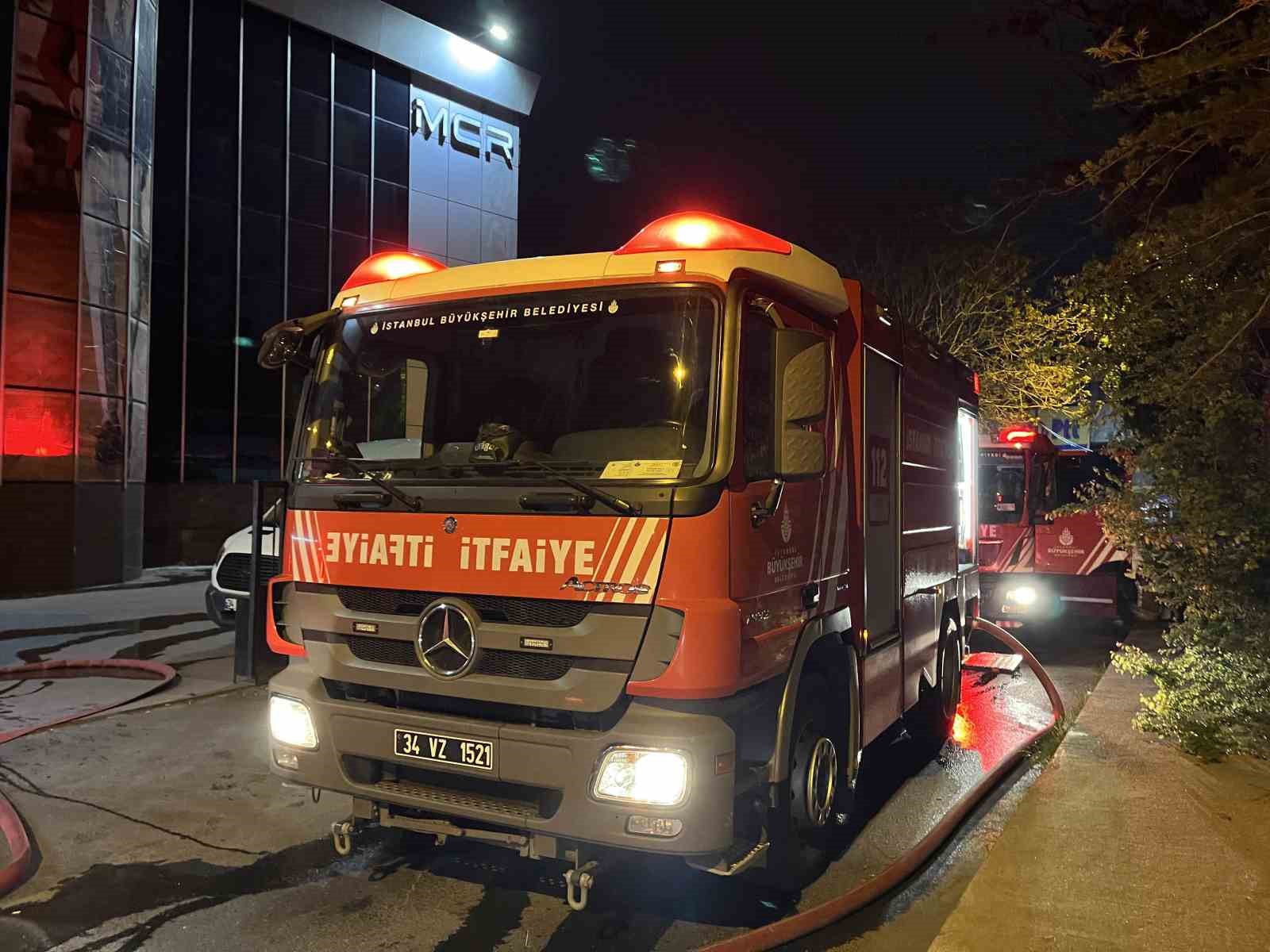 Zeytinburnu&rsquo;nda 4 katlı iş merkezinin &ccedil;atısında yangın
