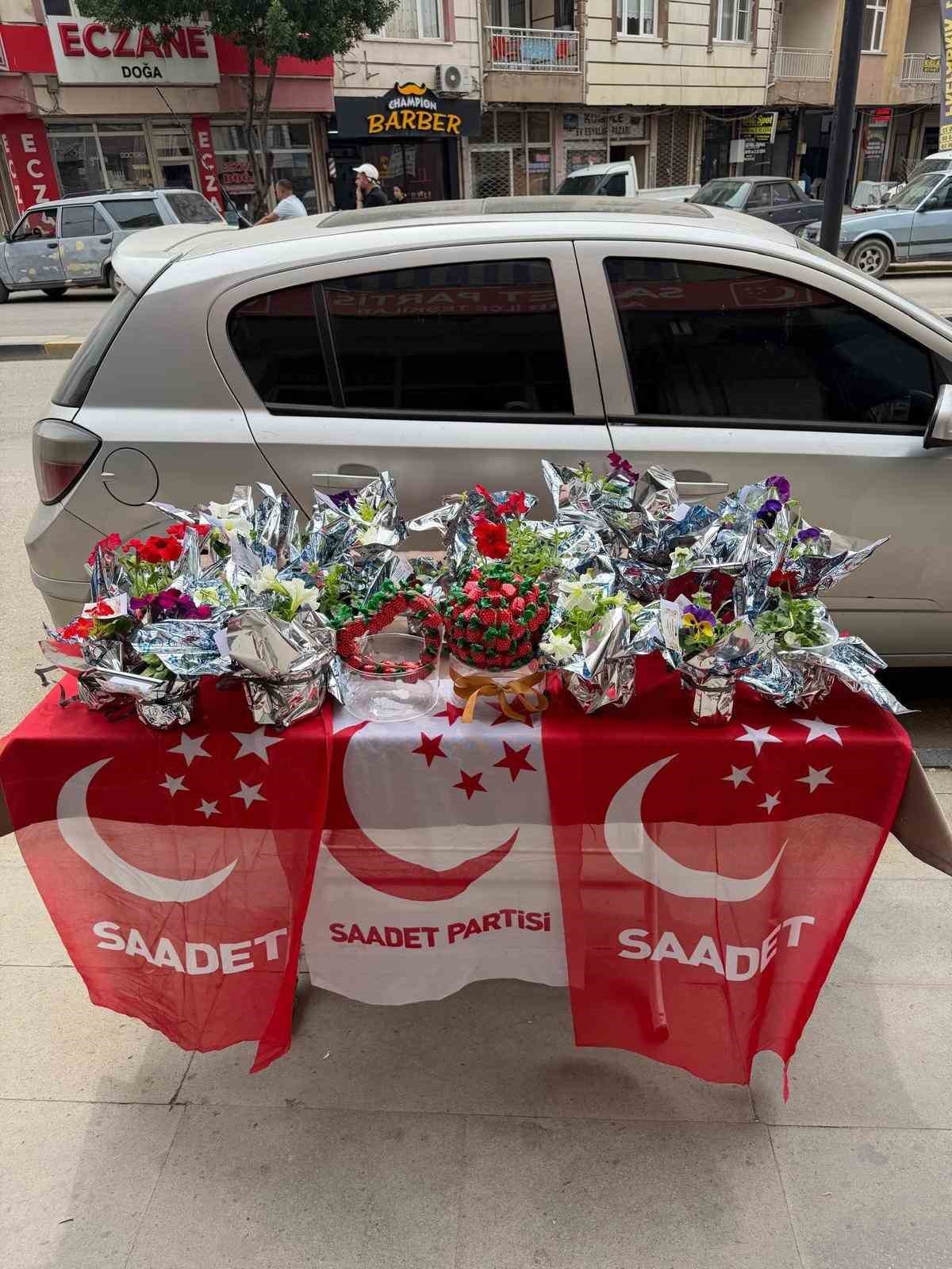 Saadet&rsquo;in Anneler G&uuml;n&uuml; buluşmasına yoğun ilgi
