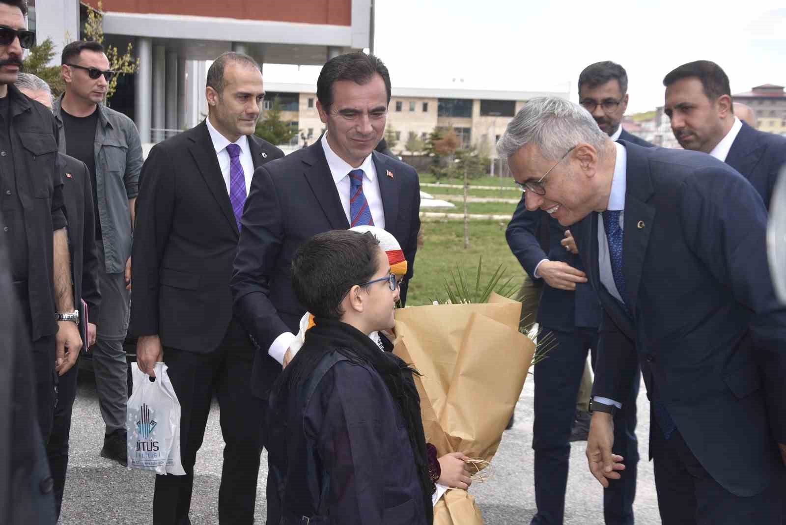 Sağlık Bakanı Memişoğlu: "Bitlis’ten başka ile hasta gitmesini engelleyecek şekilde bütün planlamalarımızı yapacağız"