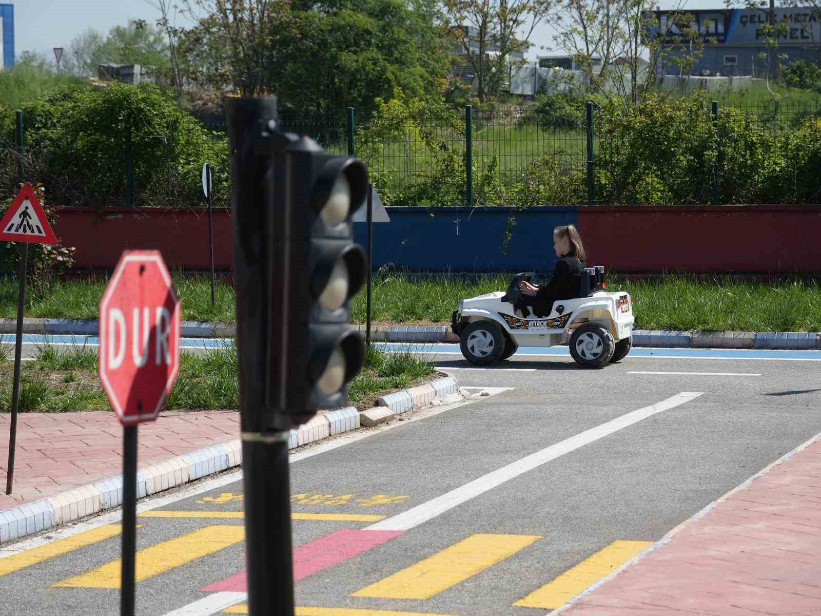 Öğrenciler trafiği sahasında öğrendi