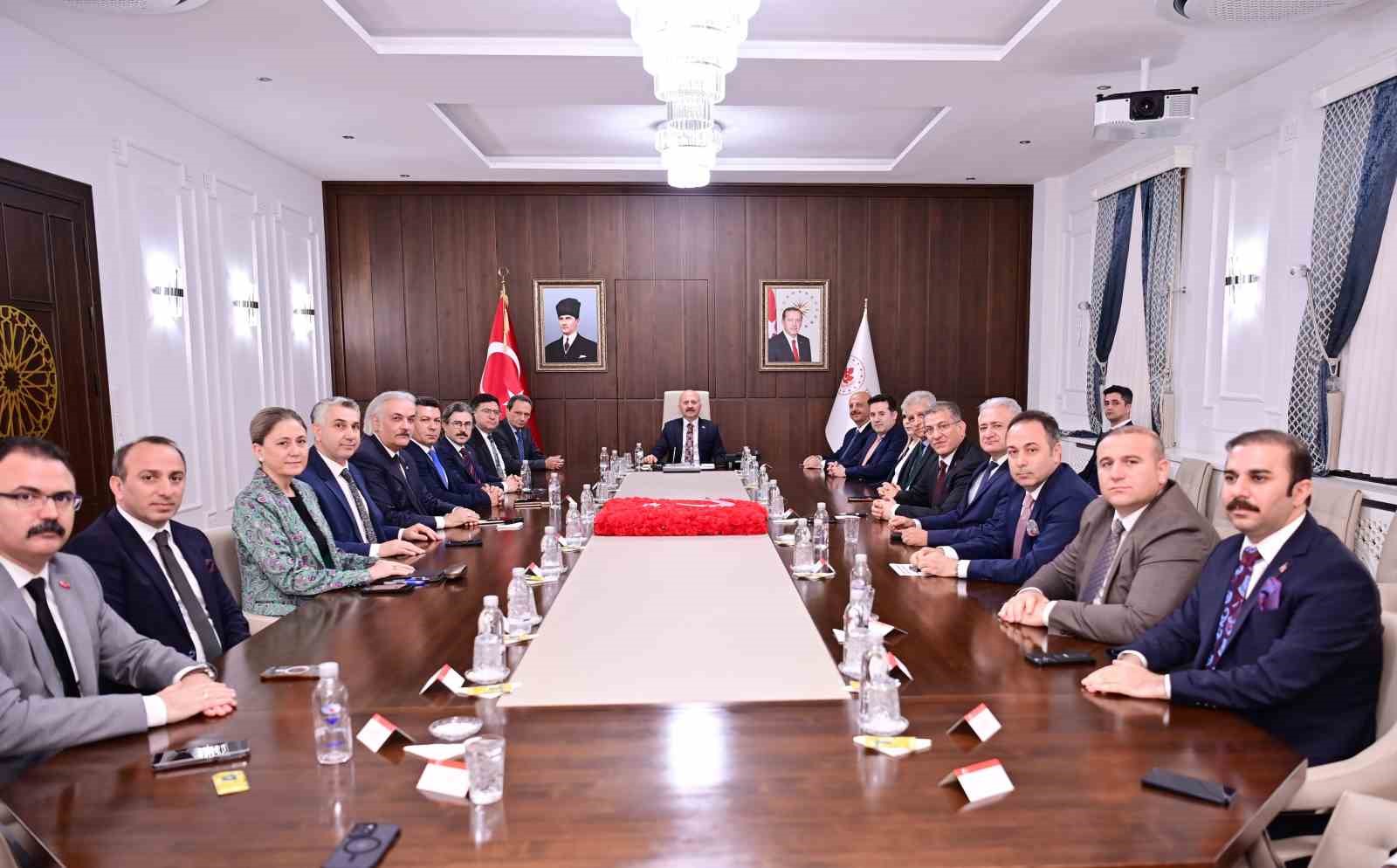 Vali Varol, vali yardımcıları ve kaymakamlarla bir araya geldi