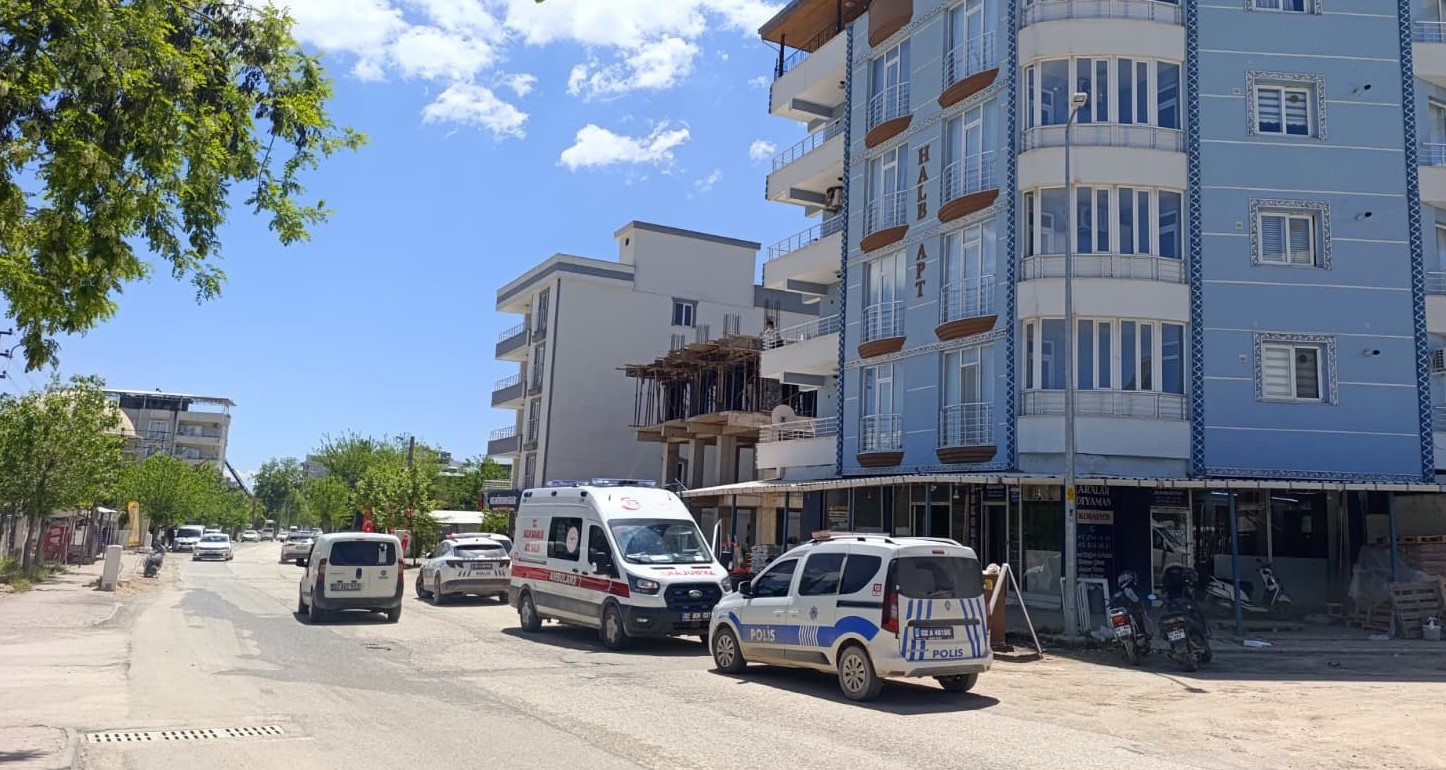 Balkona çıkan şahsı ekipler ikna ederek indirdi