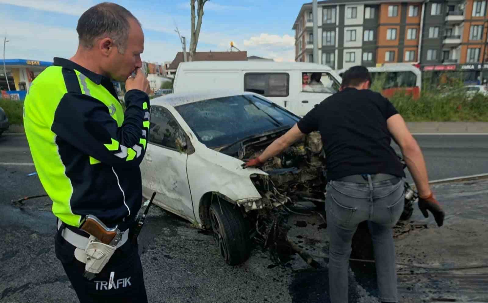 Refüje ve ağaçlara çarpan otomobilin motoru koptu