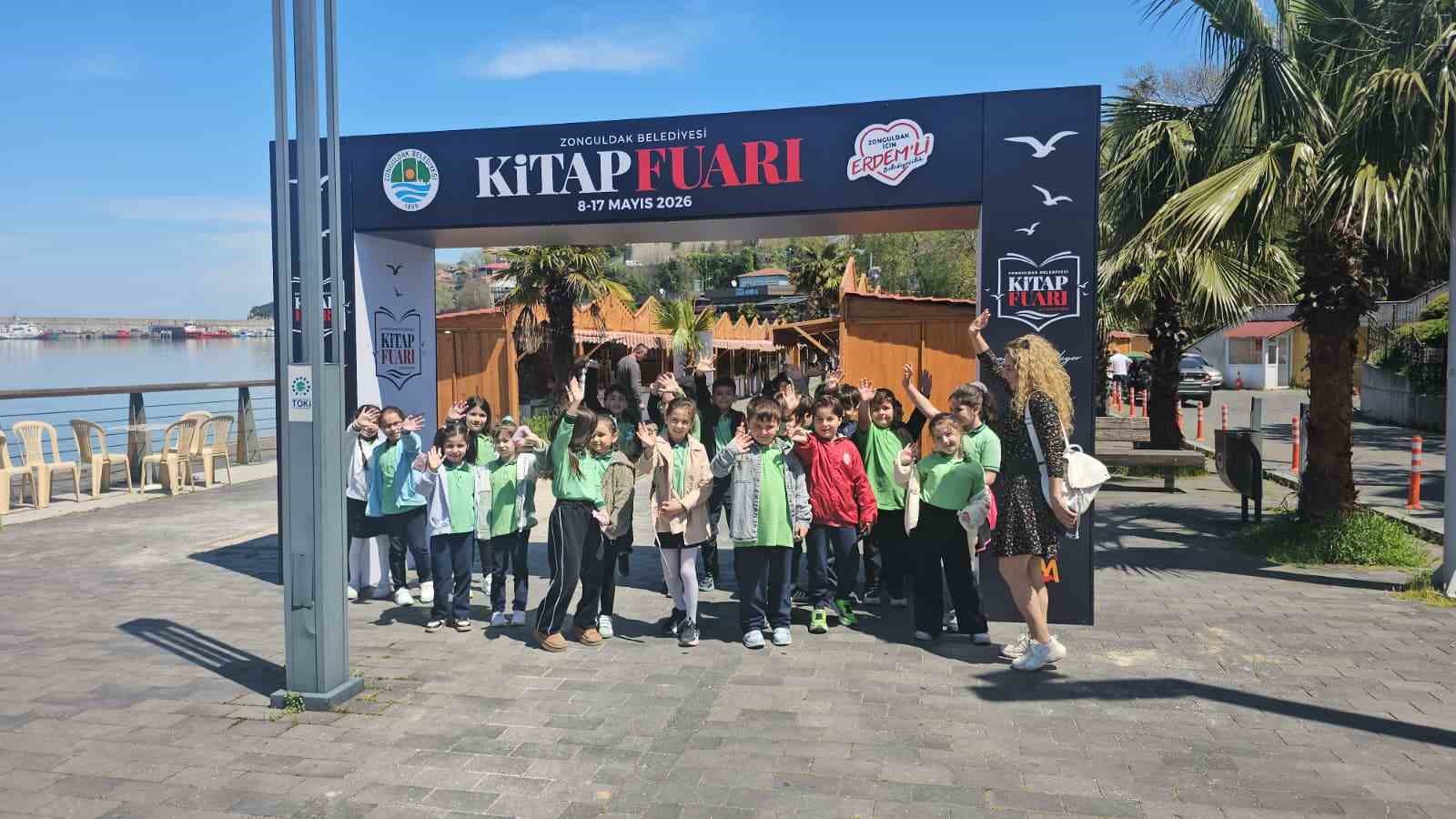 Bah&ccedil;elievler İlkokulu &ouml;ğrencileri kitap fuarında
