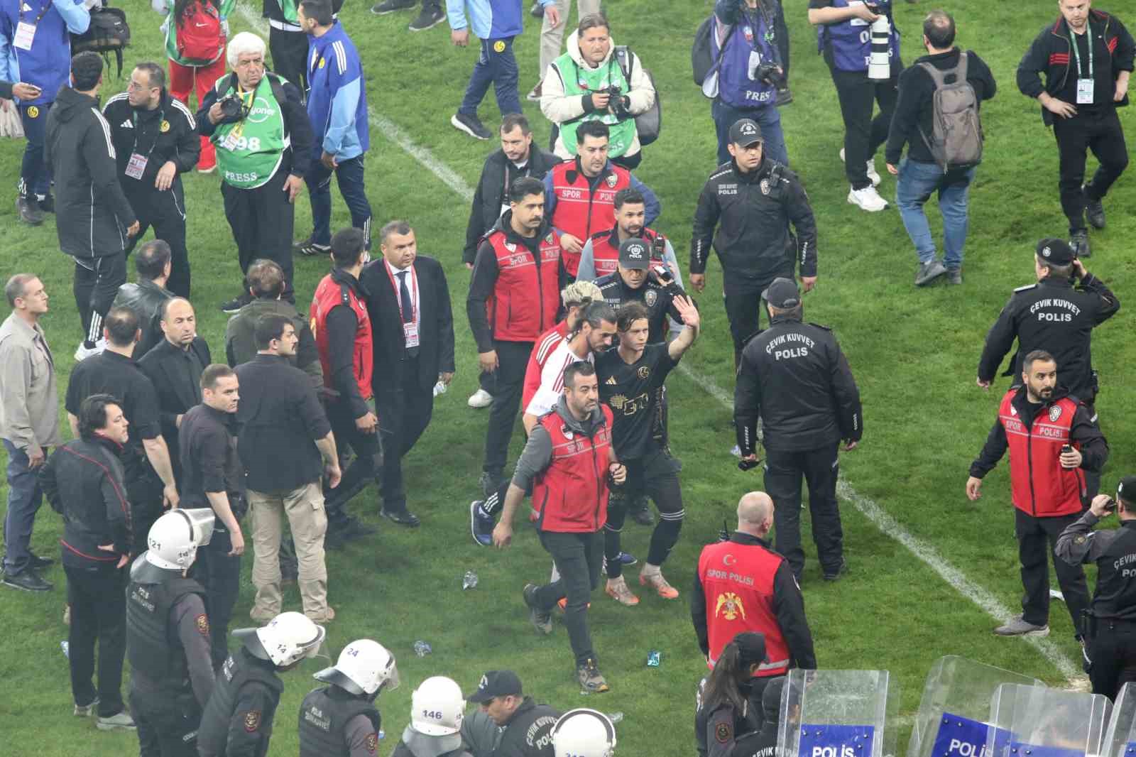 Eskişehir&rsquo;de play-off m&uuml;cadelesi olaylı bitti
