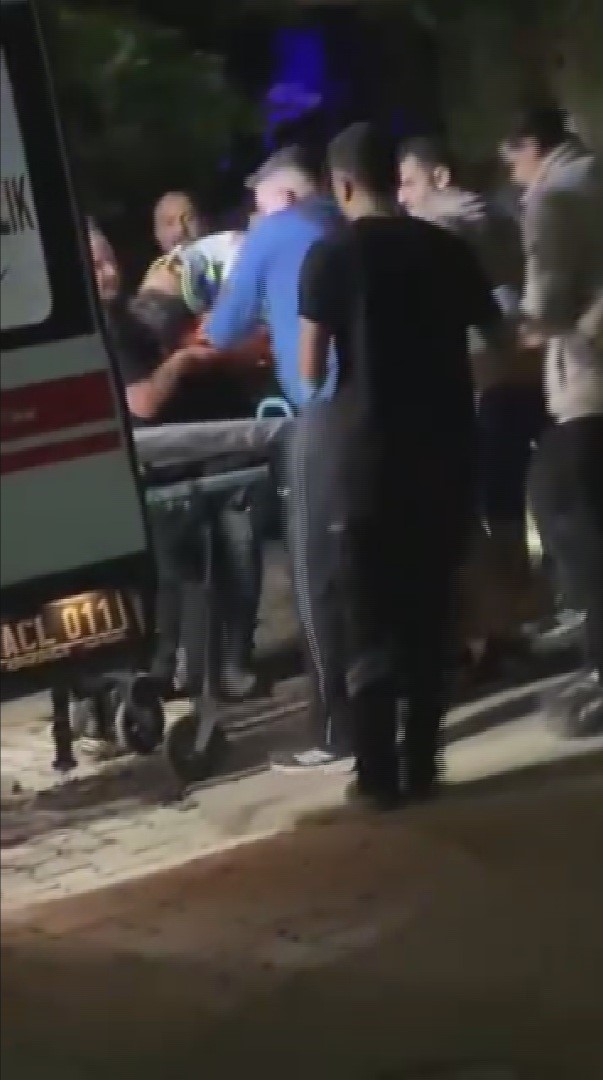 Alkoll&uuml; s&uuml;r&uuml;c&uuml;n&uuml;n kullandığı minib&uuml;s iş yerine daldı: 2 yaralı
