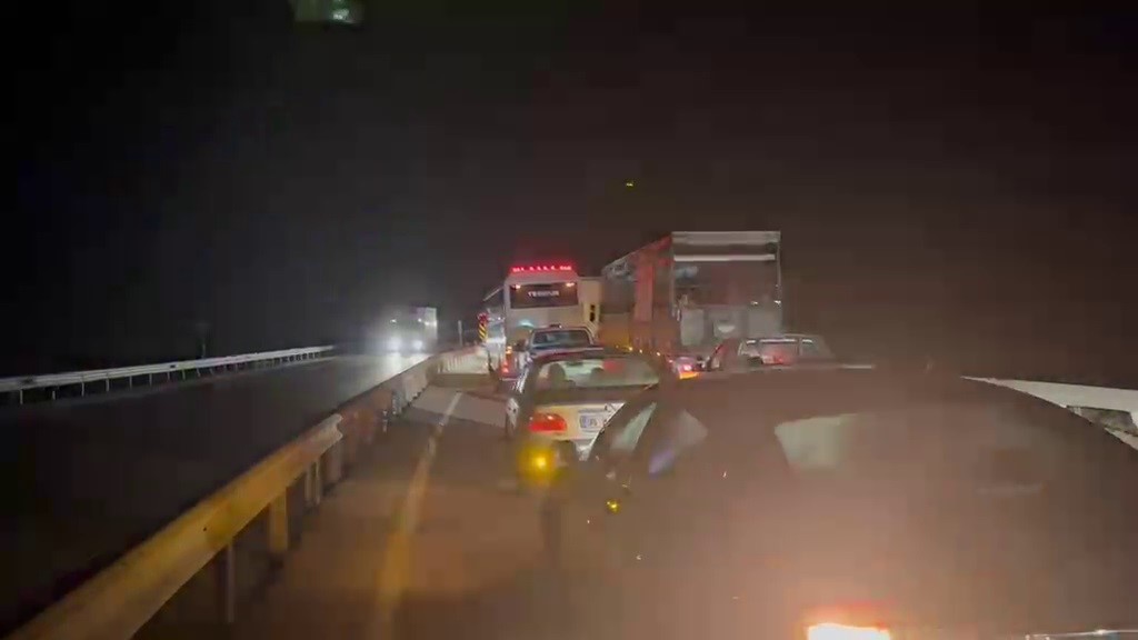Tır devrildi, yol 3 saat ulaşıma kapandı

