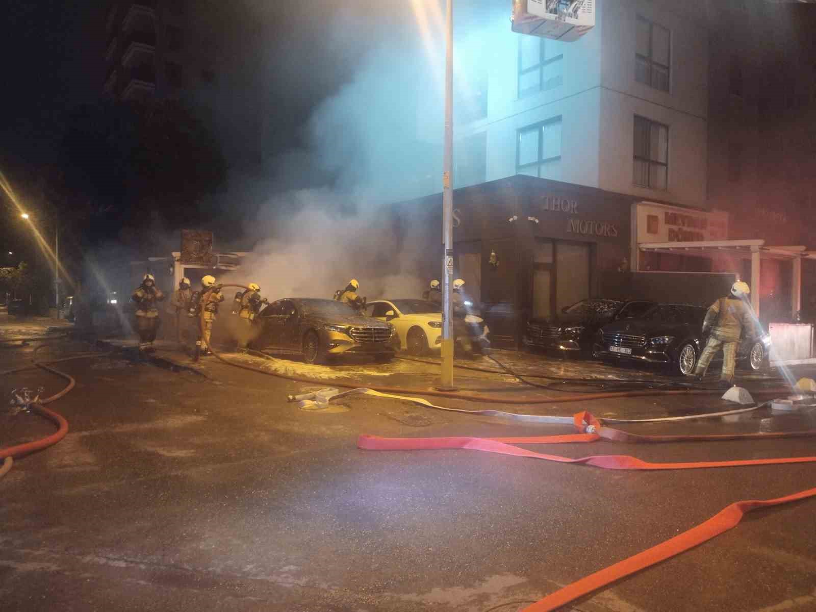 Kadıköy’de galeri önündeki park halindeki araçlar alev alev yandı
