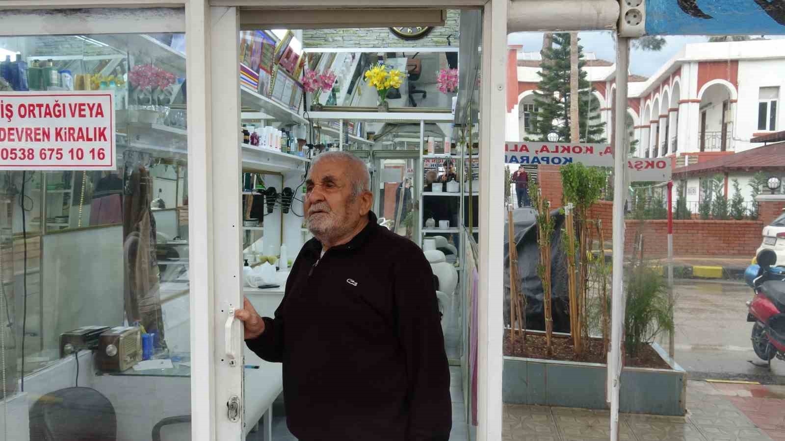 Annesinin çok sevdiği çiçeği, iş yerinin önünde mezarı andıran alanda 40 yıldır yaşatıyor
