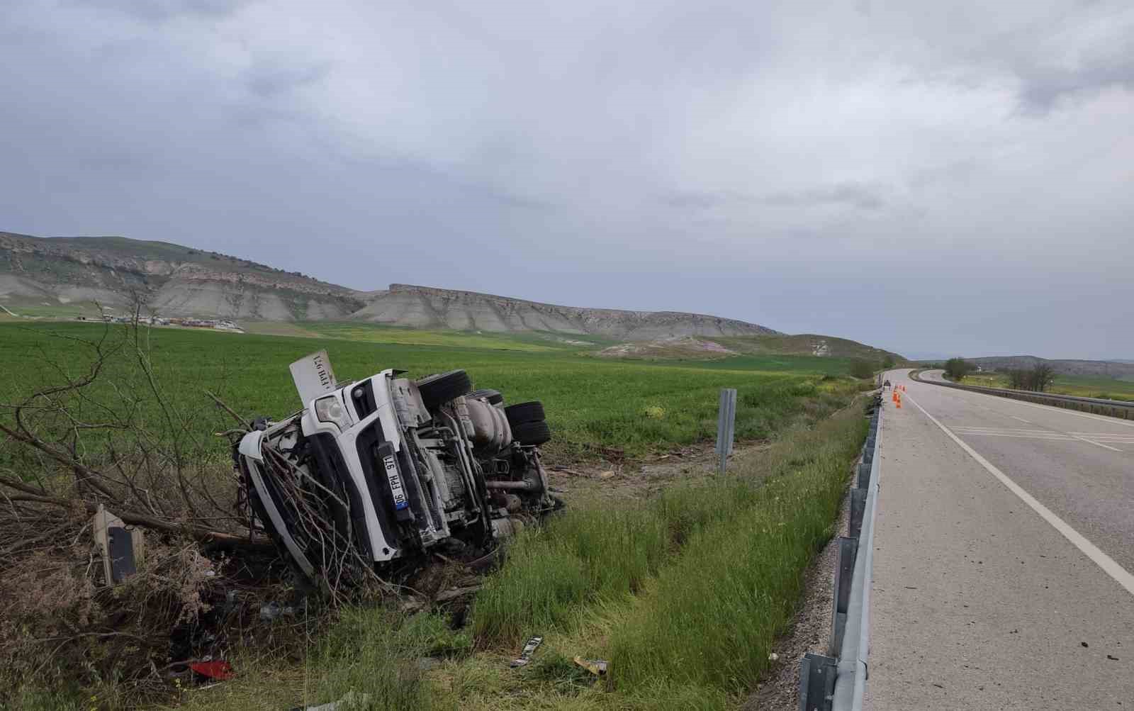 Ankara&rsquo;da tır şarampole devrildi: 1 ağır yaralı
