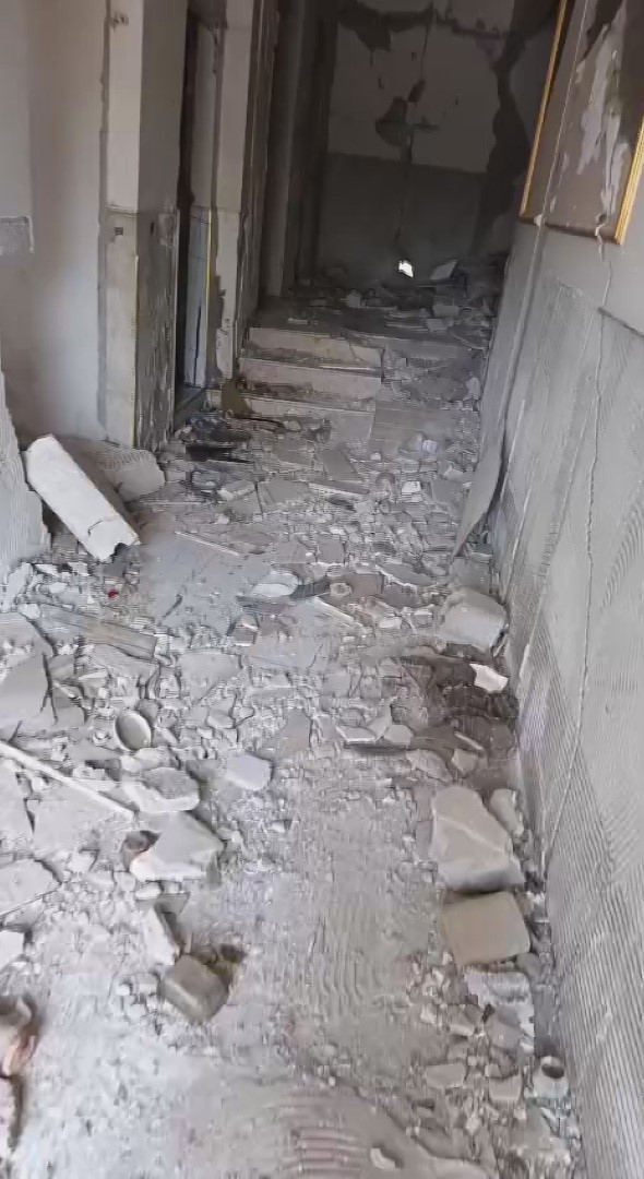 Canını hi&ccedil;e sayan hayvanseverin ağır hasarlı binadan k&ouml;peği kurtardığı anlar kamerada
