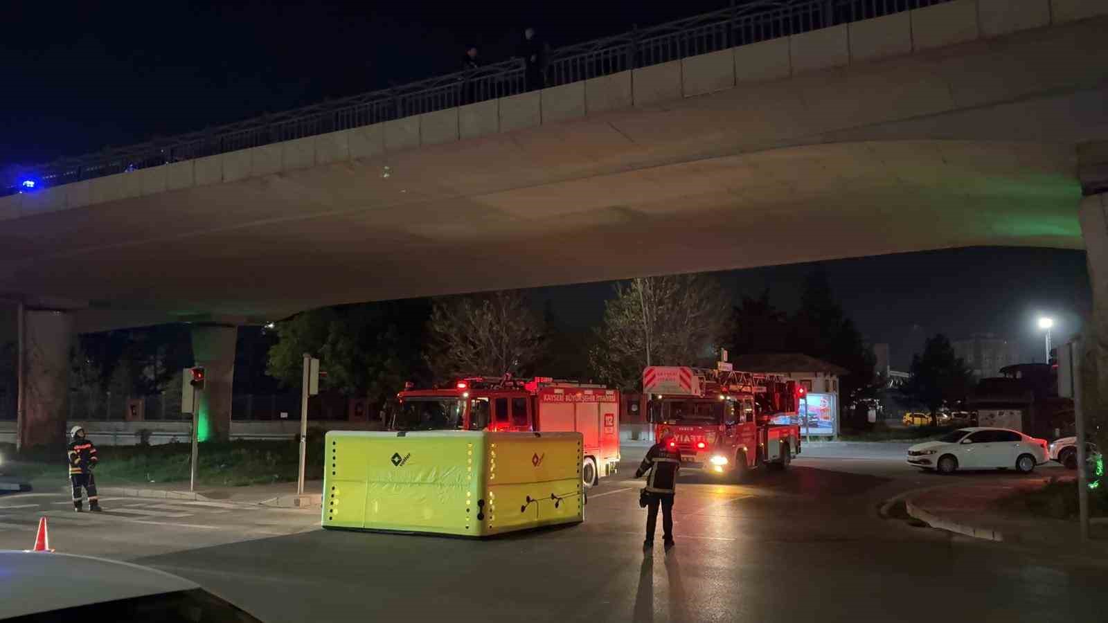 İntihar etmek i&ccedil;in k&ouml;pr&uuml;ye &ccedil;ıkan şahsı polis ikna etti
