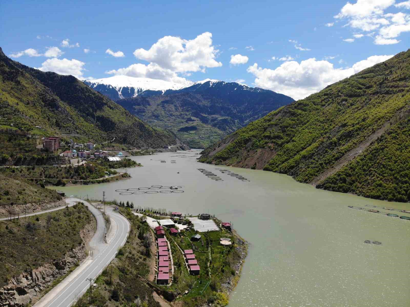 G&uuml;m&uuml;şhane&rsquo;de barajlar doldu, tonlarca su tahliye edilmeye başlandı
