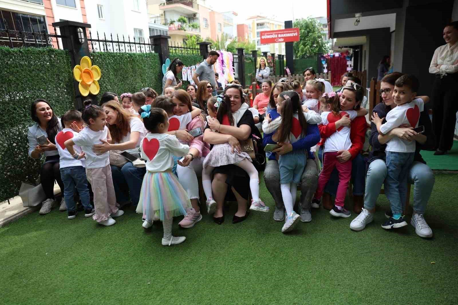 Miniklerden annelerine duygu dolu sürpriz