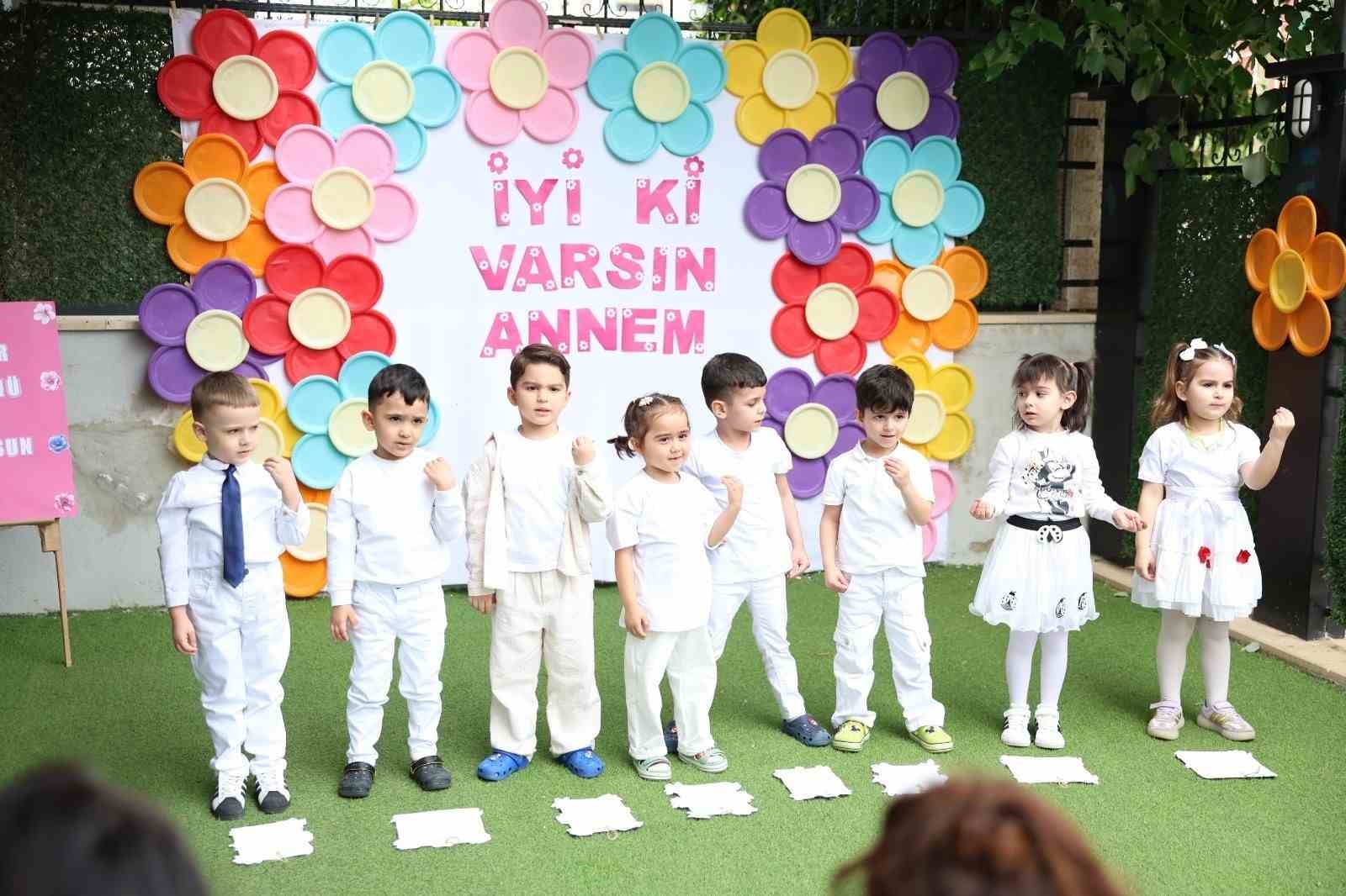 Miniklerden annelerine duygu dolu s&uuml;rpriz
