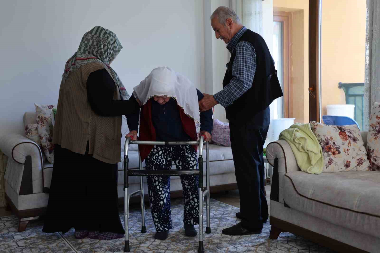 Cumhuriyet&rsquo;le yaşıt Nazife nineye Anneler G&uuml;n&uuml; s&uuml;rprizi
