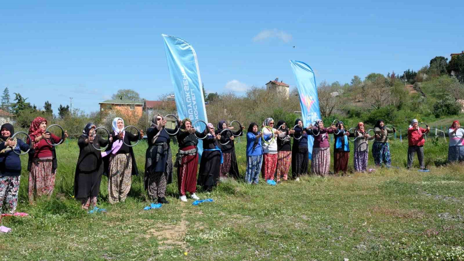 Kadınlar şalvarlarıyla spor yaptı, ortaya renkli kareler &ccedil;ıktı
