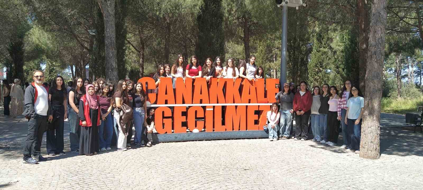 Menteşeli gençler "Bir Destandır Çanakkale" programına katıldı