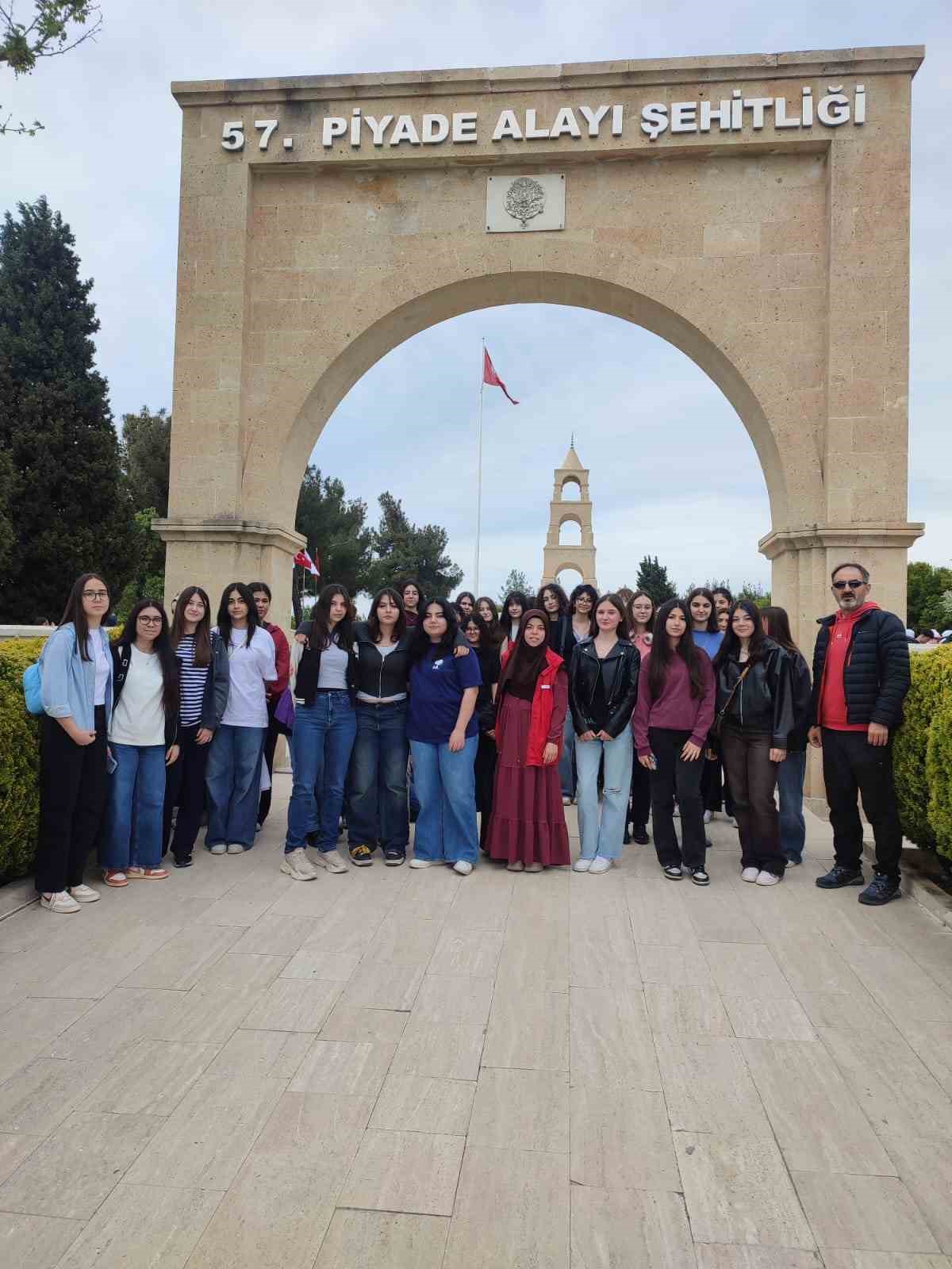Menteşeli gen&ccedil;ler "Bir Destandır &Ccedil;anakkale" programına katıldı
