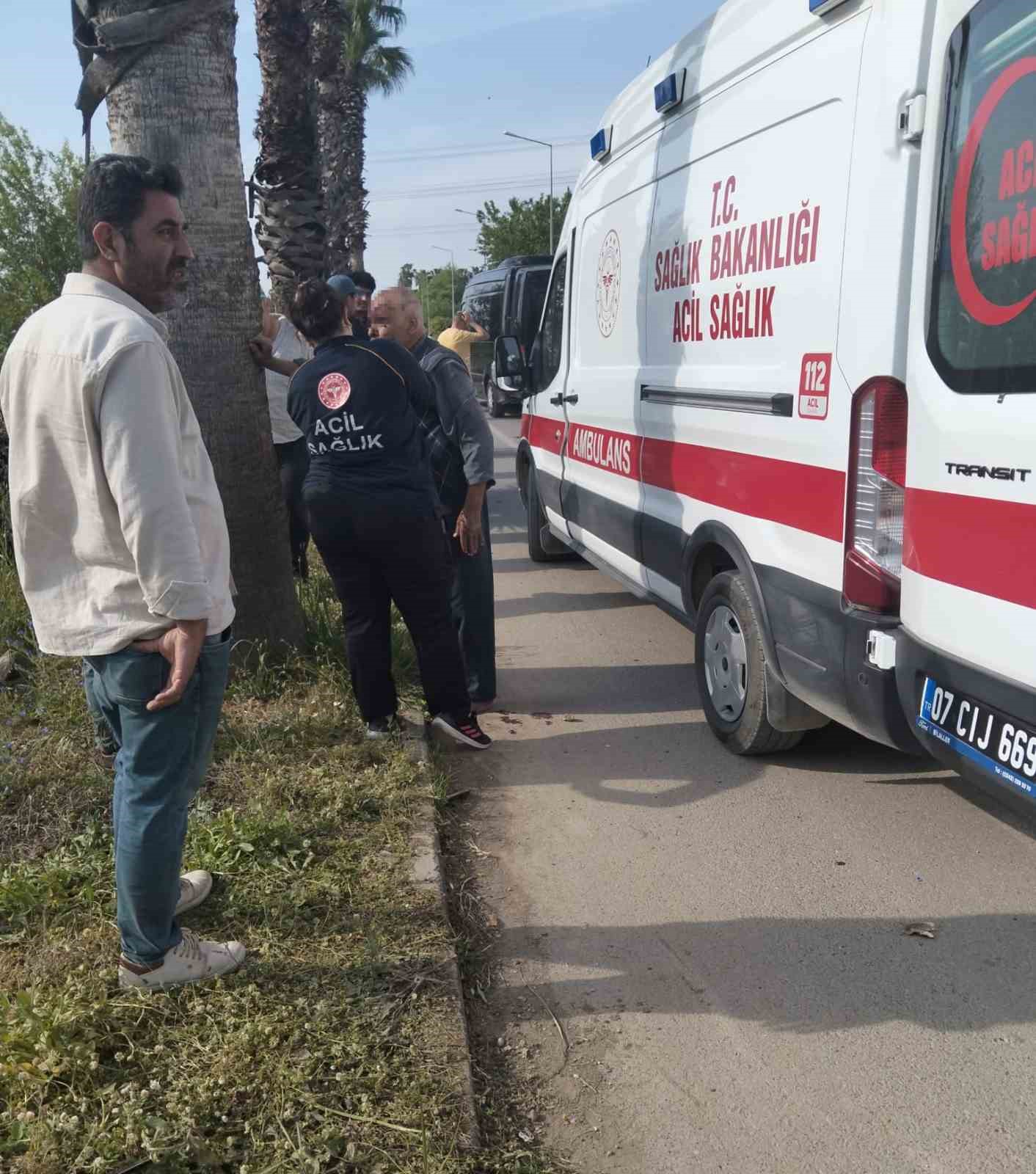 Antalya&rsquo;da iki kamyonet &ccedil;arpıştı: 2 yaralı
