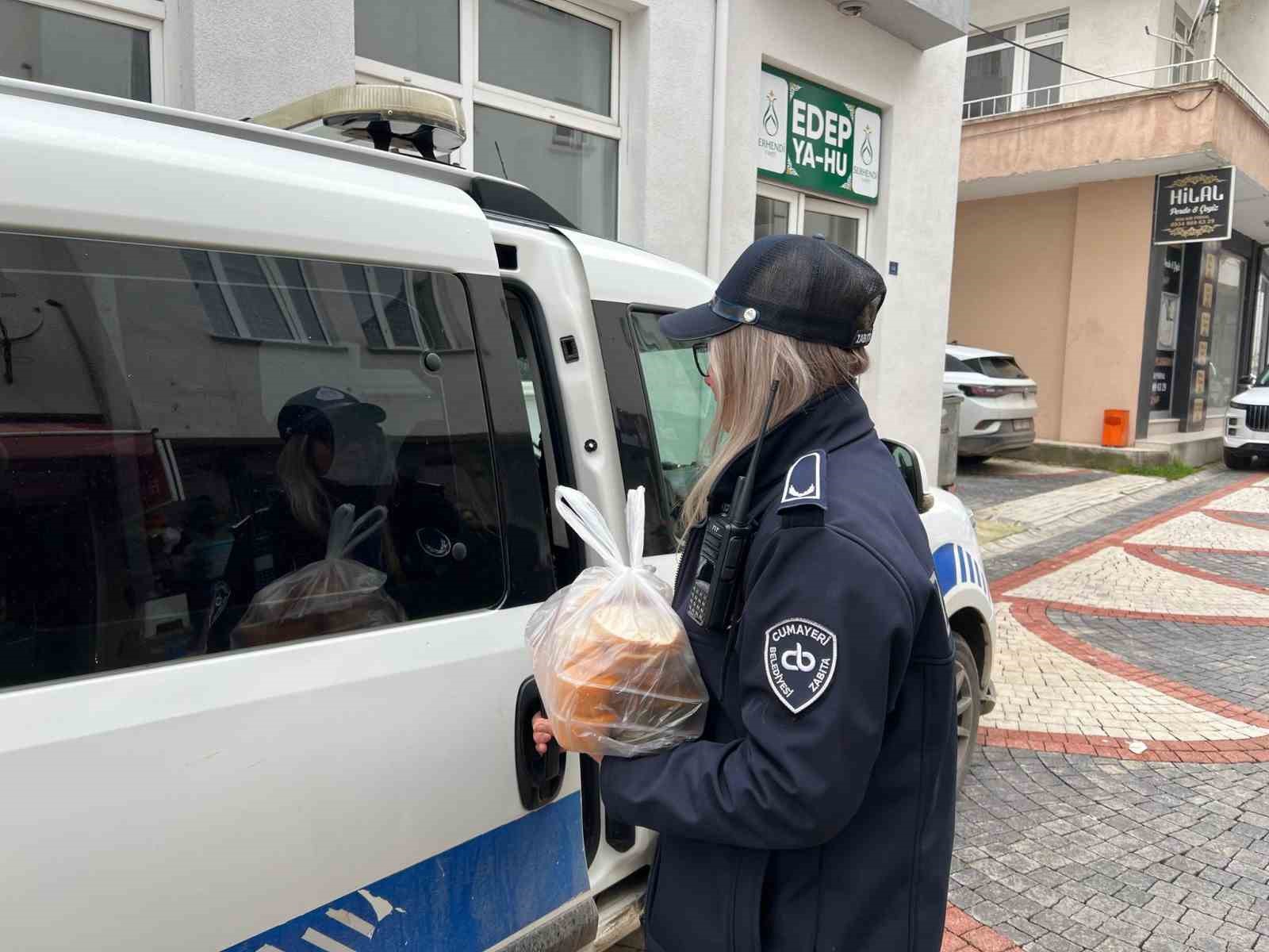 Cumayeri&rsquo;nde g&ouml;n&uuml;l k&ouml;pr&uuml;leri sıcak yemekle kuruluyor
